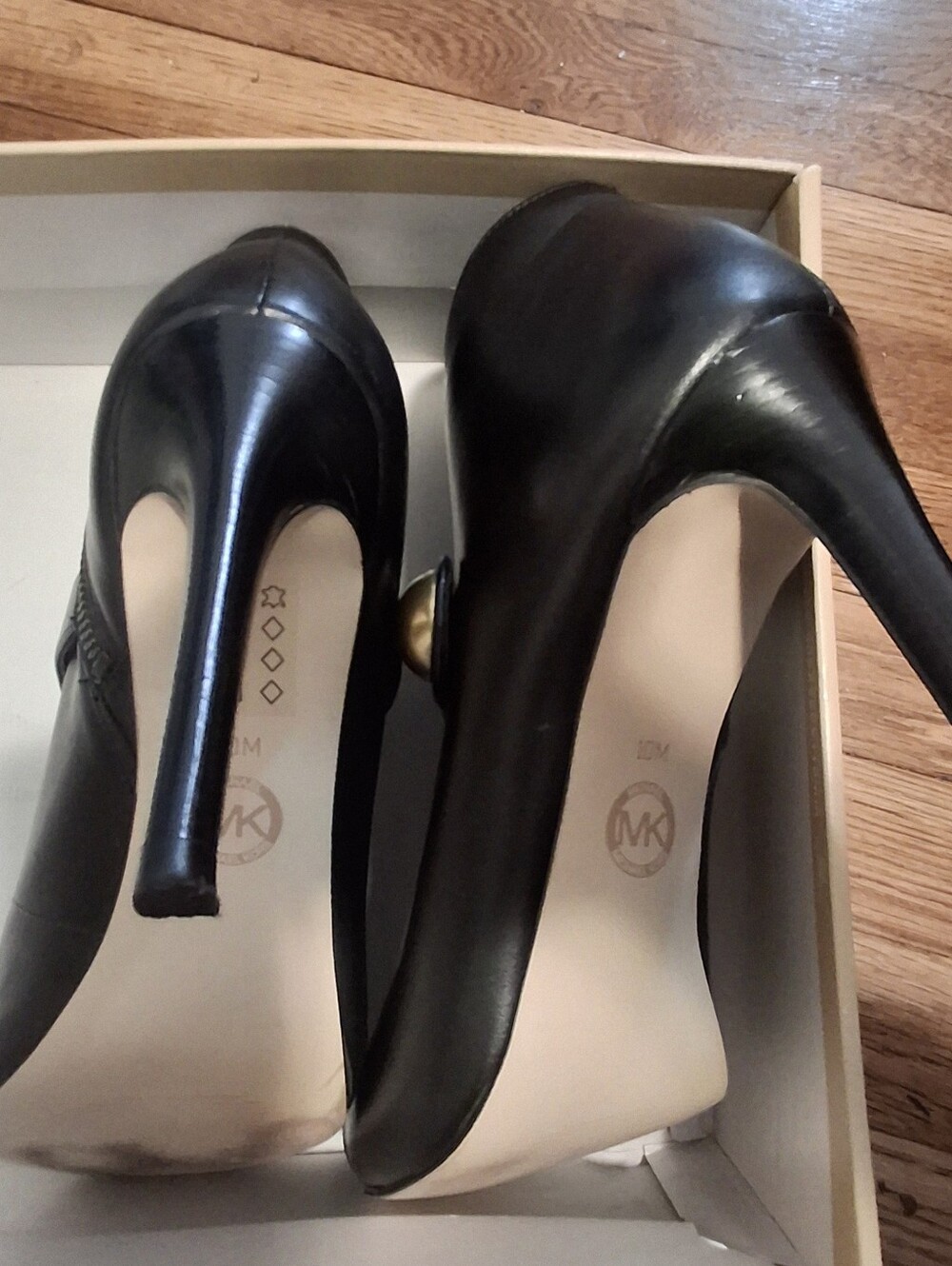Shoes - Picture 5 of 6